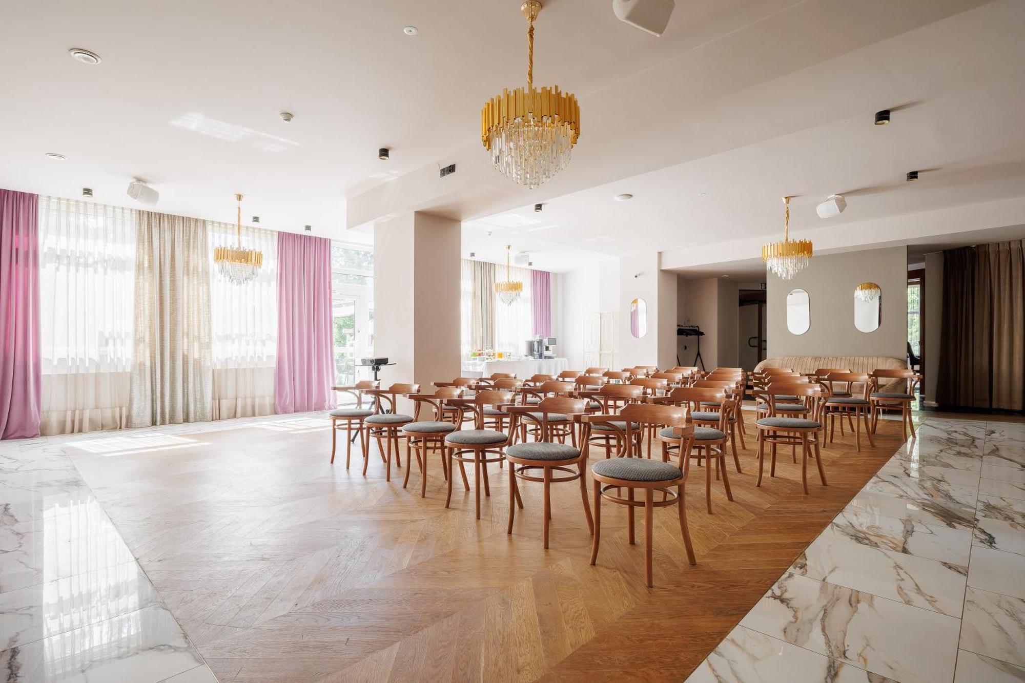 Hotel Cristal Park Tarnów Εξωτερικό φωτογραφία